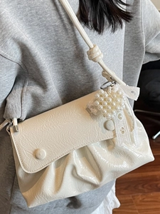 Sac plissé crème élégant avec finition brillante et breloque cœur en perles