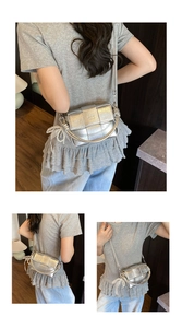 Vue détaillée d'un sac bandoulière tissé argenté avec pendentif perles et dentelle et lanière