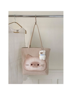 Nahaufnahme der beigen Toast-Tasche mit Katzenstickerei und Plüschbär-Anhänger