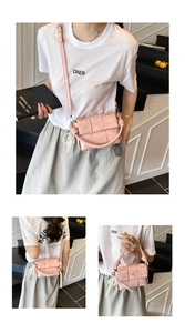 Vues détaillées d'un sac bandoulière rose tressé en similicuir avec ruban en dentelle