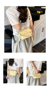 Détail du sac bandoulière jaune tissé avec breloque perle dentelle et marquage