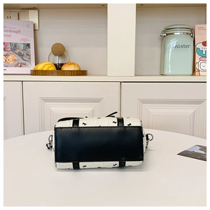 Détail du sac Boston avec motif nœud noir sur cuir plissé blanc pour femmes