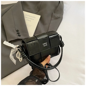 Détail du sac à main tissé noir avec dentelle élégante et perles décoratives