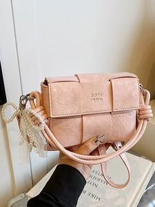 Sac bandoulière rose tissé chic pour femme avec texture froissée et nœud de perles
