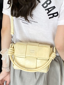 Sac bandoulière tressé jaune crème avec pendentifs en perles et sangle nouée chic