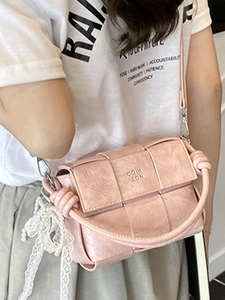 Sac bandoulière en cuir tissé rose pour femmes avec breloque nœud en ruban et perles