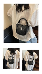 Détail d'un sac à main tissé noir avec boucle métallique argentée et bandoulière réglable