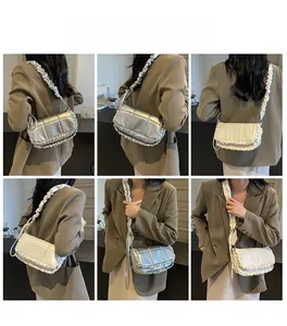 Vues multiples d'un sac bandoulière plissé en argent et beige avec détails de ruches
