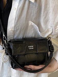 Sac bandoulière tissé noir tendance avec bandoulière nouée et élégant pendentif perle