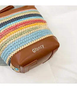 Nahaufnahme bunte gewebte Beuteltasche mit braunem Kunstleder Boden und weißem Gfoncy Logo