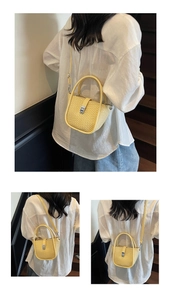 Détails de sac seau tissé jaune avec texture tressée et boucle métallique argentée