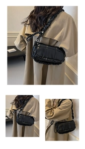 Détails du sac nuage noir plissé avec finition matelassée et bandoulière à volants