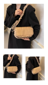 Détail du sac à main matelassé beige plissé avec une bandoulière à volants assortie