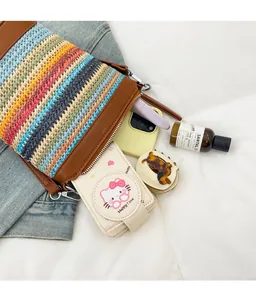 Detailansicht der bunten gewebten Beuteltasche mit Lederbesatz und Reißverschluss