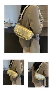 Détail de la texture matelassée dorée et de la bandoulière froncée de ce sac vintage
