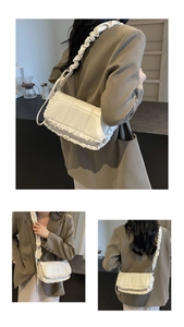 Détail du sac à bandoulière matelassé crème avec bords plissés et bandoulière froncée