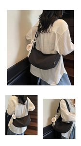 Détail du sac croissant en nylon noir avec perles colorées et breloque cupcake