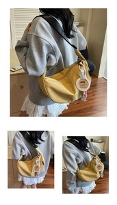 Détail du sac bandoulière en nylon jaune avec pendentif capybara et sangle ajustable