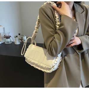 Gros plan détaillé d'un sac sous les aisselles blanc plissé avec texture matelassée