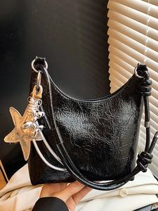 Sac Bandoulière sous le bras en Cuir PU Plissé Brillant pour Femme Avec Pendentif en Métal Bandoulière Nouée Sac Hobo