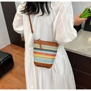 Detailansicht der Regenbogen-Stricktasche mit braunem Lederboden und Logo-Prägung