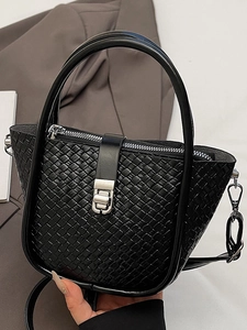 Sac seau tissé noir minimaliste avec fermoir argenté pour femmes de bureau modernes