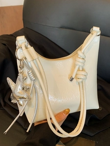Sac sous le bras chic blanc crème en similicuir plissé avec étoile argentée et nœud
