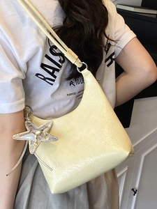 Sac sous le bras jaune crème tendance avec breloque étoile de mer et cuir froissé