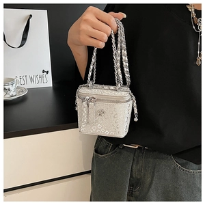 Dettaglio mini borsa con paillettes argento con chiusura a fiore e catena in metallo chic