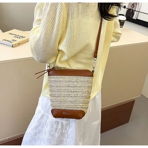 Detail der gewebten Beuteltasche mit Lederboden und Logo im koreanischen Stil