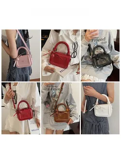 Mini borsa lucida chic con ciondoli mostrata in vari outfit trendy in stile street