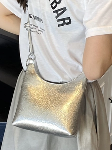 Sac sous le bras tendance argenté métallisé plissé avec détails de nœuds