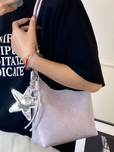 Sac sous le bras violet clair tendance avec pendentifs étoile et chien ballon stylés