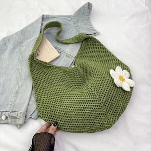 Détail du sac de plage crochet vert orné d'une fleur de marguerite faite à la main