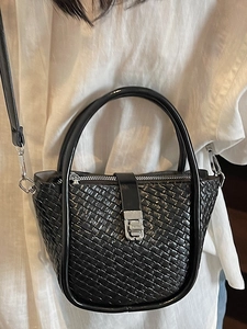 Sac seau tissé noir minimaliste avec boucle en métal argenté et bandoulière réglable