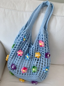 Sac fourre-tout au crochet avec fleurs 3D colorées et texture tissée bleu clair