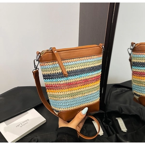 Detail der regenbogenfarbenen Webtasche mit braunem Lederbesatz und Reißverschluss