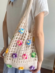 Sac fourre-tout chic en crochet ajouré avec motifs floraux colorés pour les vacances