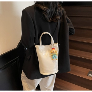 Sac seau blanc brillant à motif crocodile avec un charmant pendentif en peluche