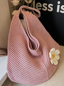 Sac hobo au crochet rose avec décoration marguerite blanche pour plage et vacances