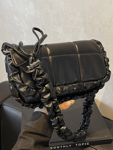 Sac sous le bras matelassé noir chic avec poignée froncée et accents métalliques argentés