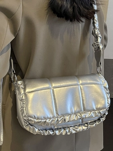 Sac bandoulière argenté matelassé avec bordures plissées et fini métallique tendance