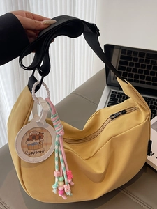Sac à Épaule Femme Grande Capacité Croissant Léger en Tissu Couleur Unie Sac Bandoulière avec Pendentif Capybara Sac Hobo Décontracté
