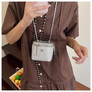 Borsa box argento glitterata con logo floreale in metallo e tracolla a catena