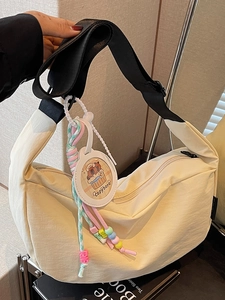 Sac bandoulière beige en nylon avec sangle noire et charm capybara mignon
