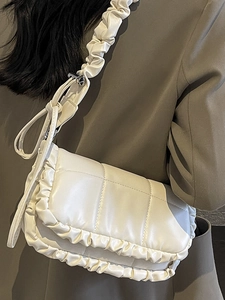 Sac sous le bras matelassé blanc crème chic avec bords à volants et bandoulière plissée