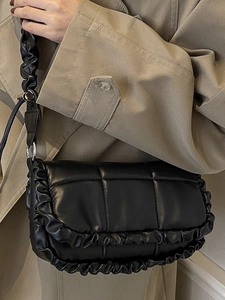 Sac sous le bras matelassé noir rétro avec bords plissés et bandoulière réglable