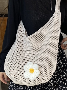 Sac fourre-tout tissé d'été avec une marguerite blanche pour la plage et les vacances