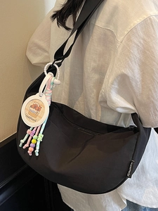 Sac bandoulière demi-lune noir à la mode avec pendentif Capybara et sangle réglable