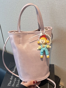 Sac seau en cuir rose pâle avec bandoulière réglable et breloque de poupée mignonne